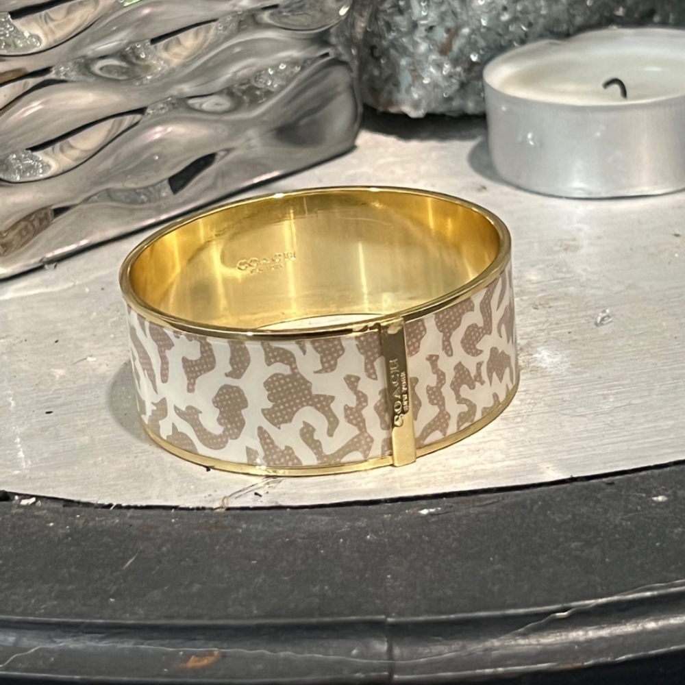 STUNNING white leopard cuff! PRISTINE CONDITION